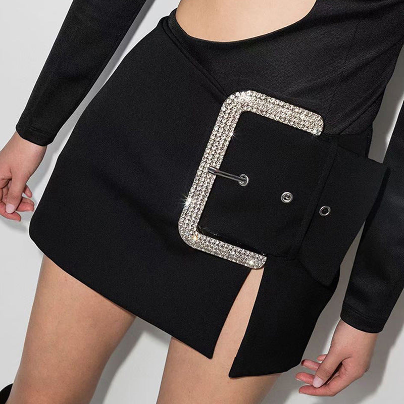 Mini-jupe avec taille fendue et grande boucle en diamant