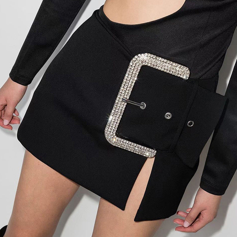 Miniskirt with split waist and large diamond buckle