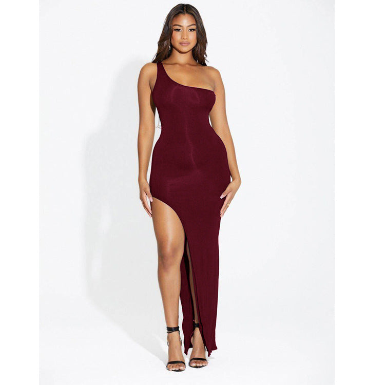 Robe longue moulante à fente haute sur les épaules