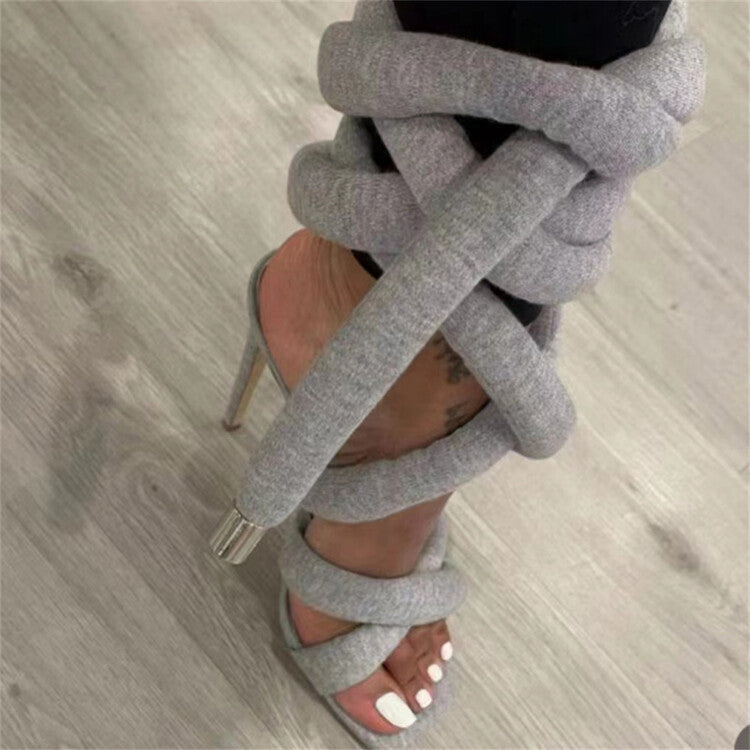 Sandalias romanas con tira cruzada y tacón de aguja con punta cuadrada