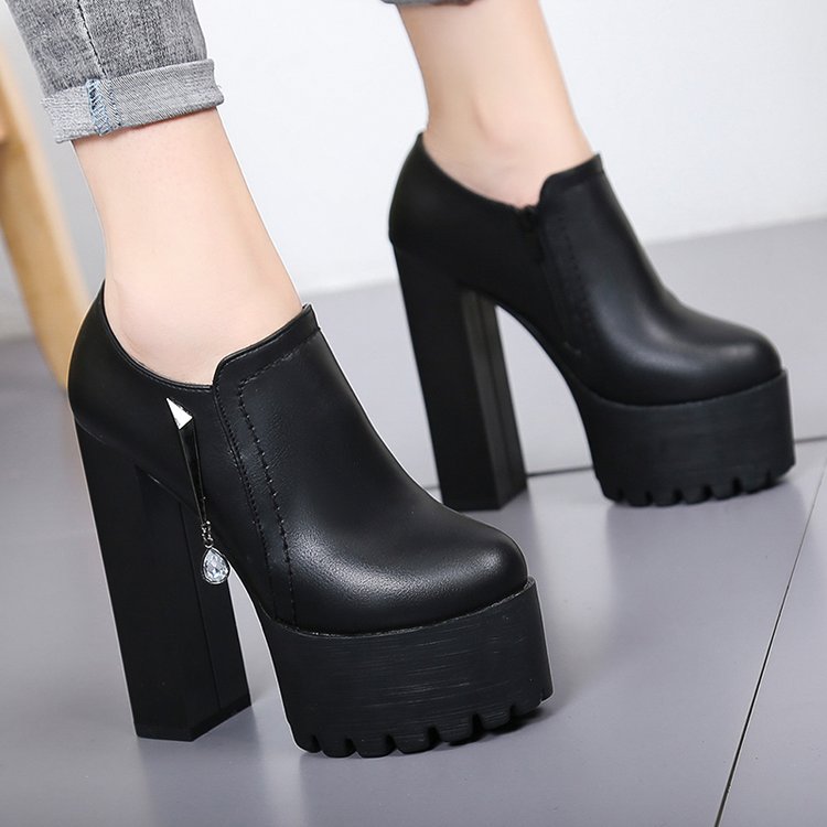 Bout rond, Chaussures imperméables à talons hauts de 15 cm.