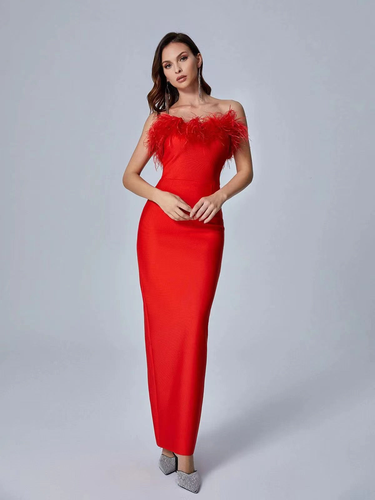 Robe sans manches avec bordure en plumes d'autruche