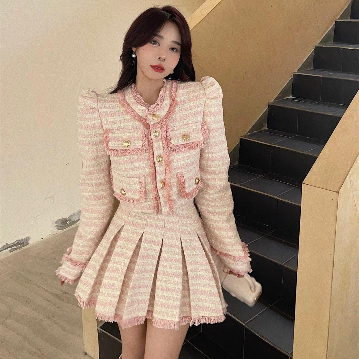 KIKIMORA – veste en tweed à franges, jupe plissée taille haute.