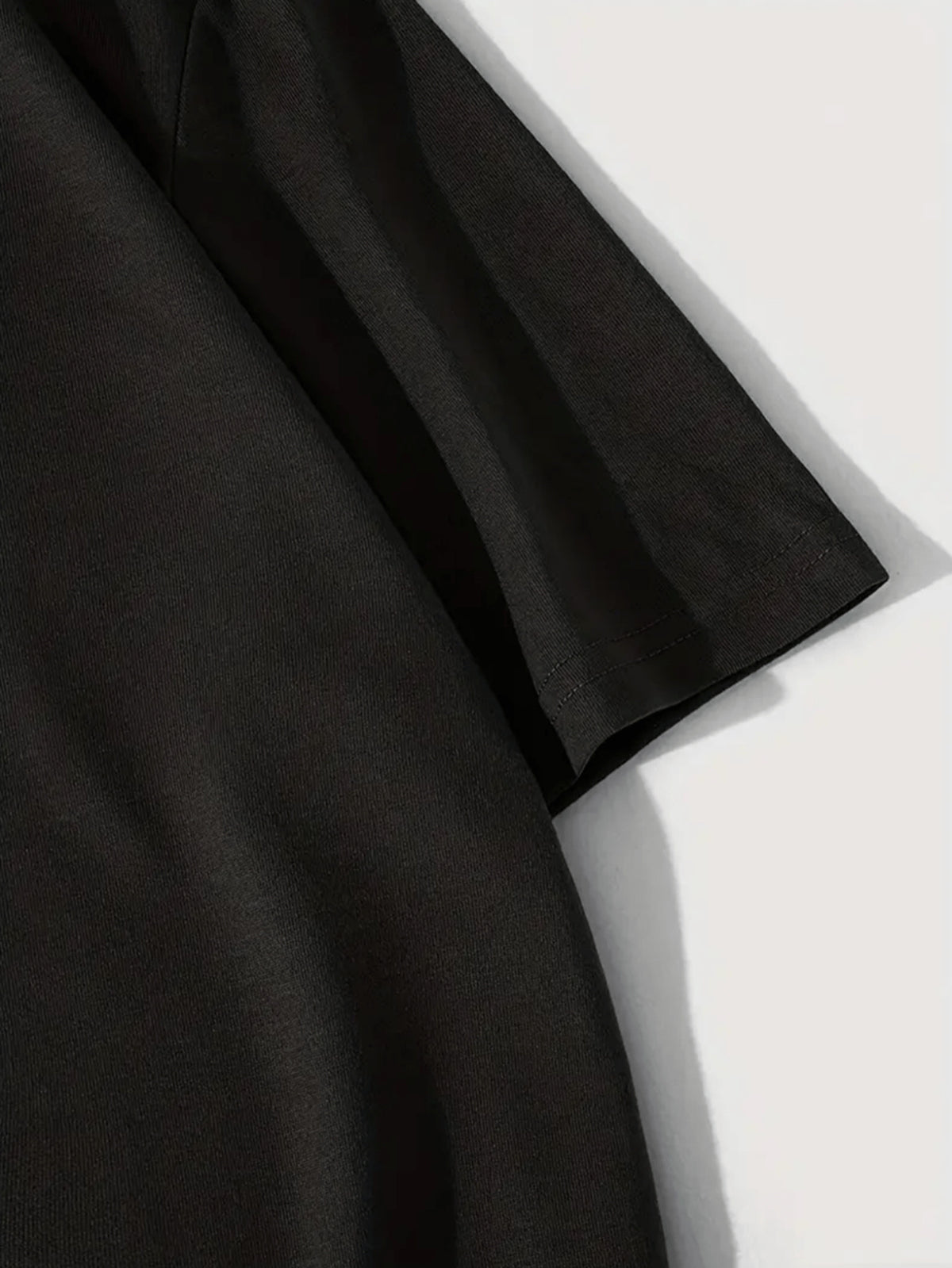 KIKIMORA Short Sleeved Round Neck T-shirts.