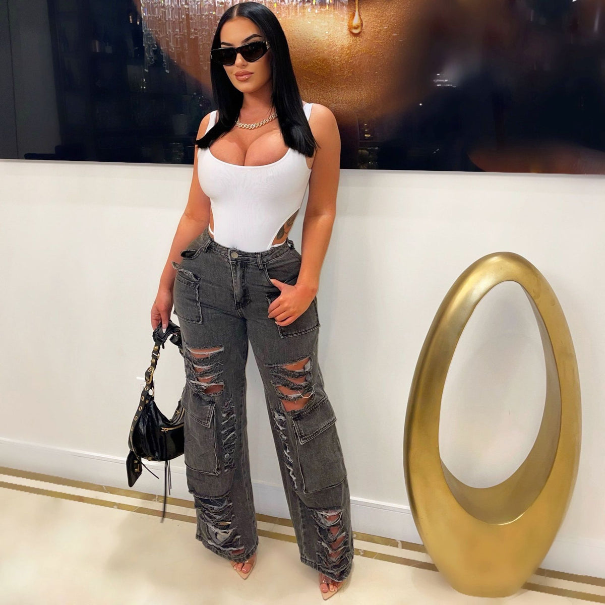 Pantalon en jean déchiré et légèrement évasé