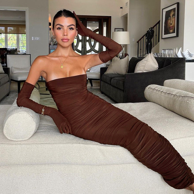 Vestido largo ajustado con guantes.