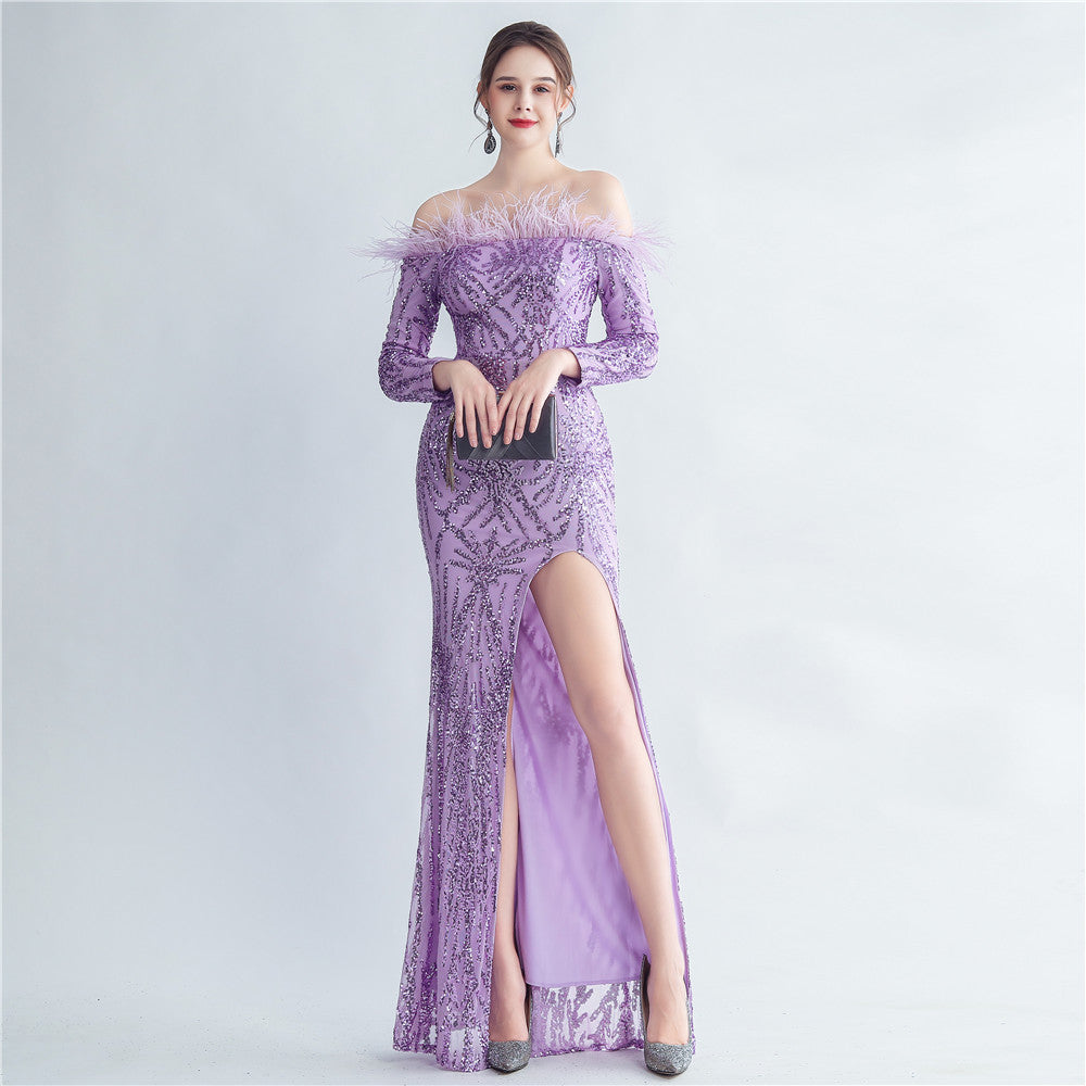 Robe de soirée à épaules dénudées, manches longues, fente haute et bordure en plumes d'autruche.