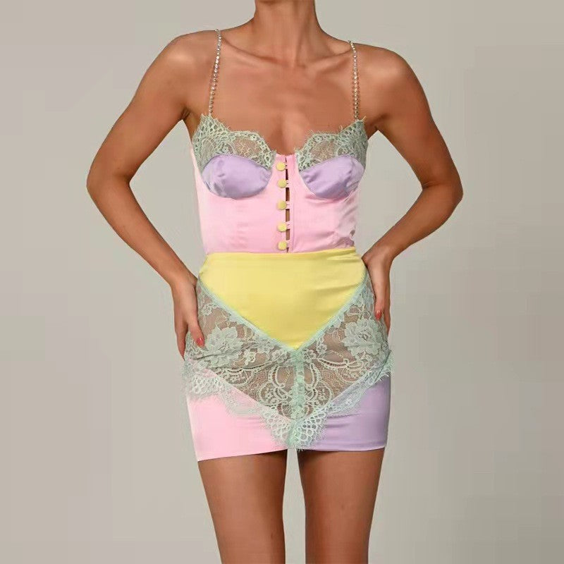 Robe en dentelle avec bretelles et chaîne