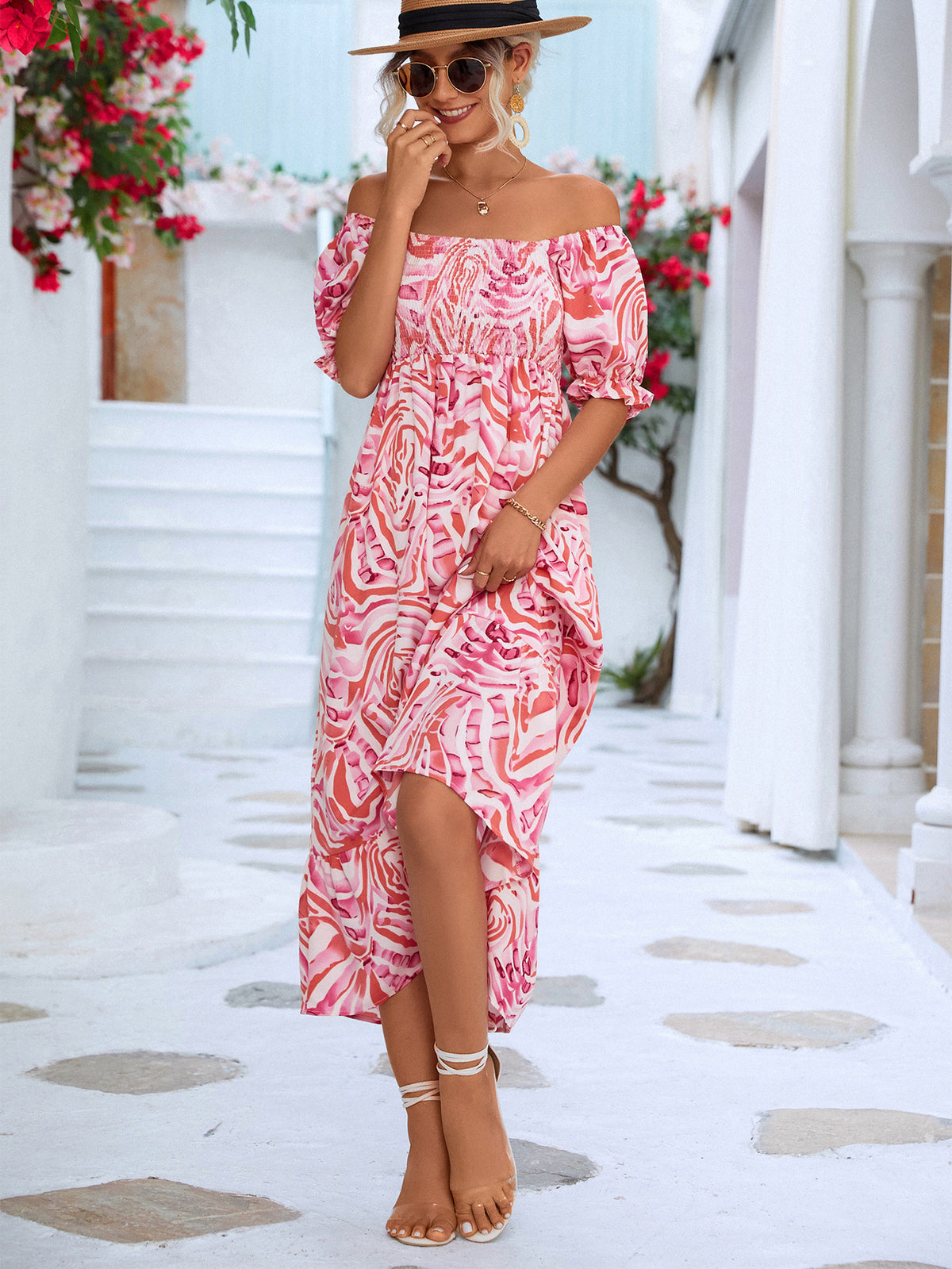 Robe imprimée smockée à épaules dénudées