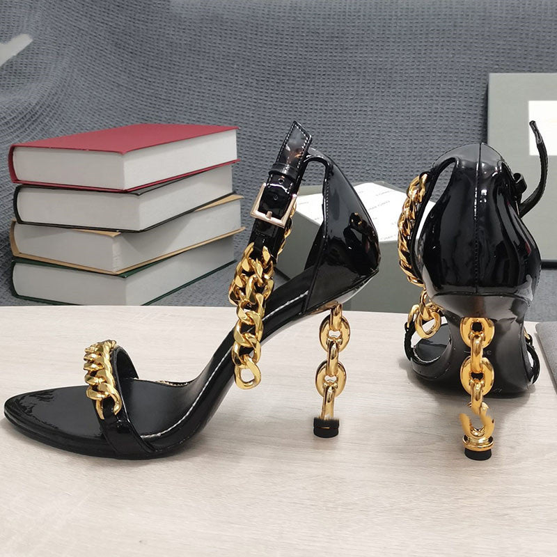 Sandales à talons hauts avec chaîne de couleur pure