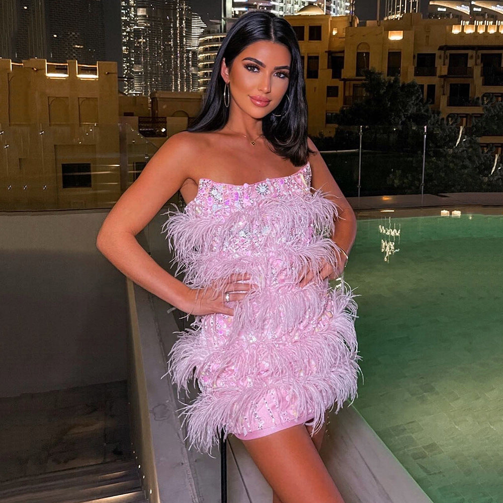 Robe de soirée courte avec paillettes et plumes.