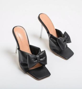 KIKIMORA Mules à talons hauts avec nœud.