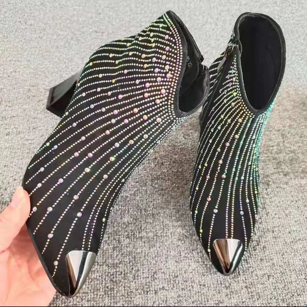 KIKIMORA Bottines à bout pointu et talons hauts avec strass étoilés.