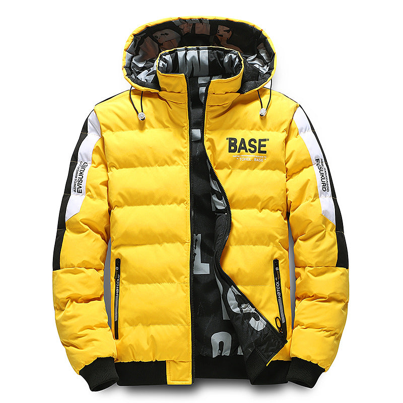 Una chaqueta para hombre, gruesa con relleno de algodón para mantener el calor durante el invierno.