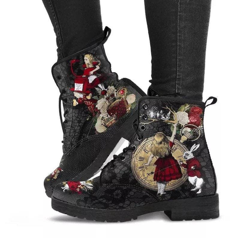 Botas de combate de cuero vegano con estampado gótico